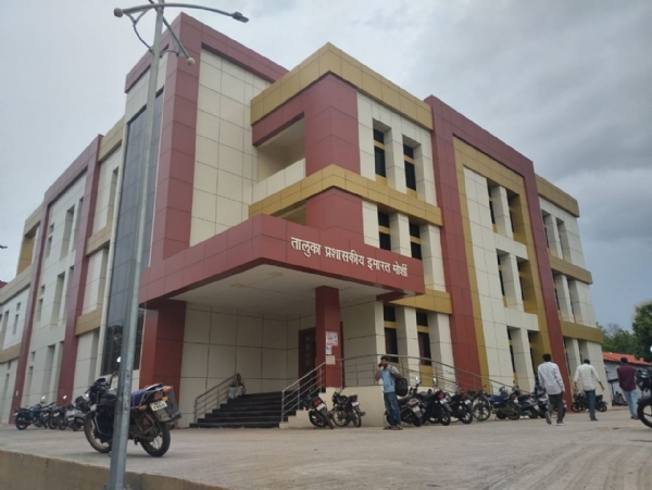 लाखो खर्चाच्या नव्या मोर्शी तहसील इमारतीवर गुटखा-पानाच्या डागांचे विद्रूप चित्र लाखो खर्चाच्या नव्या मोर्शी तहसील इमारतीवर गुटखा-पानाच्या डागांचे विद्रूप चित्र