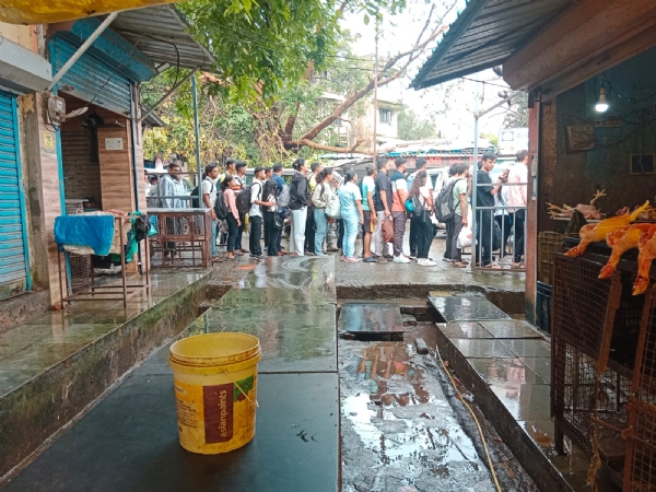Remove unauthorized taxi parking in front of the chicken-mutton market; memorandum submitted to the administration. Remove unauthorized taxi parking in front of the chicken-mutton market; memorandum submitted to the administration.