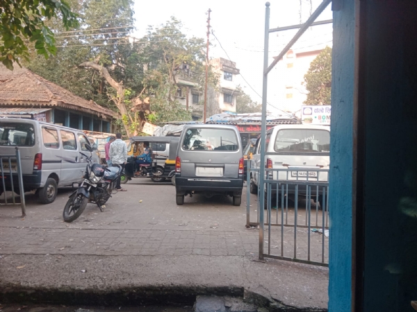Remove unauthorized taxi parking in front of the chicken-mutton market; memorandum submitted to the administration. Remove unauthorized taxi parking in front of the chicken-mutton market; memorandum submitted to the administration.