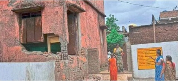 लोहारा पोड जिल्हा परिषद शाळेची भिंत कोसळली विद्यार्थ्यांचा जीव धोक्यात; लोहारा पोड जिल्हा परिषद शाळेची भिंत कोसळली विद्यार्थ्यांचा जीव धोक्यात;