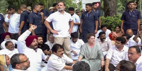 नीट पेपर फूट : पंतप्रधानांच्या निवासस्थानाबाहेर काँग्रेसचे आंदोलन