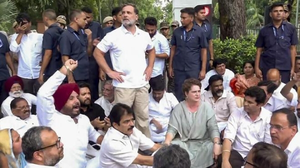 पंतप्रधानांच्या निवासाबाहेर आंदोलन करताना राहुल गांधी आणि प्रियंका वाद्रा पंतप्रधानांच्या निवासाबाहेर आंदोलन करताना राहुल गांधी आणि प्रियंका वाद्रा
