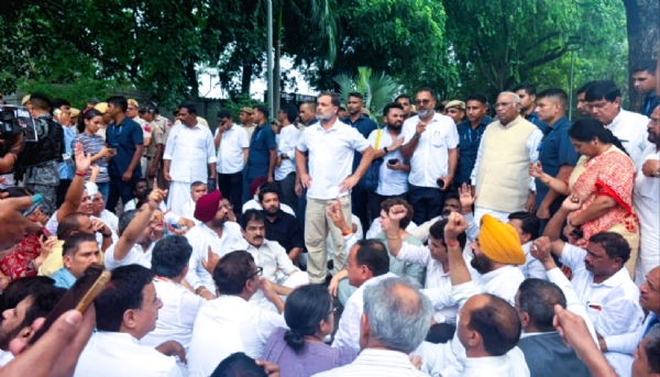 काँग्रेसच्या मार्चचे नेतृत्व करताना राहुल गांधी व इतर नेते मंडळी काँग्रेसच्या मार्चचे नेतृत्व करताना राहुल गांधी व इतर नेते मंडळी