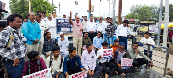 जंतरमंतर येथील आंदोलकांवरील लाठीचार्ज व दडपशाहीचा निषेध -गंगाखेड काँग्रेस कमिटीचे राष्ट्रपतींना निवेदन जंतरमंतर येथील आंदोलकांवरील लाठीचार्ज व दडपशाहीचा निषेध -गंगाखेड काँग्रेस कमिटीचे राष्ट्रपतींना निवेदन