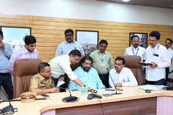 पालकमंत्री शिवेंद्रसिंहराजे भोसले पालकमंत्री शिवेंद्रसिंहराजे भोसले