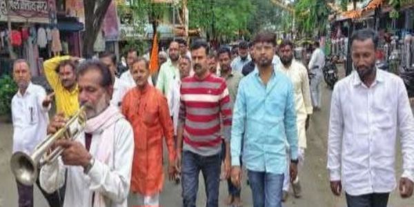 लातूर - वरुणराजाला प्रसन्न करण्यासाठी विविध मंदिरांत जलाभिषेक करत भाविकांना महाप्रसादाचे वाटप