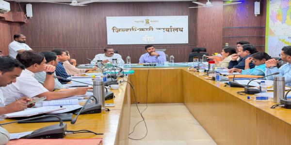 बीड जिल्हाधिकारी कार्यालयात गावठाणांच्या पुनर्वसन व पुनर्वसाहत समितीची महत्त्वपूर्ण बैठक संपन्न