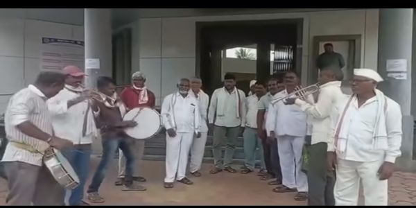 बीड - पंचायत समितीसमोर बँड वाजवत ग्रामस्थांचे अनोखे आंदोलन