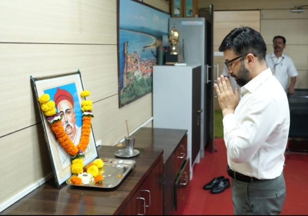 रत्नागिरीच्या जिल्हाधिकारी कार्यालयात लोकमान्य टिळकांना अभिवादन करताना जिल्हाधिकारी मनुज जिंदल