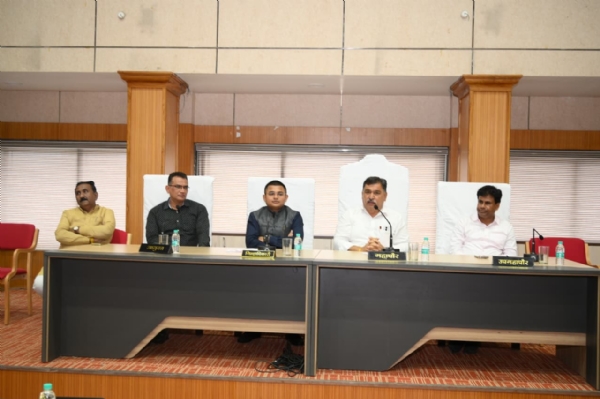 विशेष मतदार यादी पुनरीक्षण मोहिमेला गती; प्रत्येक नगरसेवकाने शिबिरे आयोजित करून सहकार्य करावे – महापौर श्रीचंद तेजवानी
