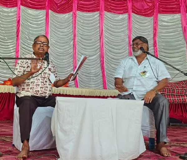 रुजारिओ पिंटो यांची मुलाखत घेताना सुरेश ठाकूर रुजारिओ पिंटो यांची मुलाखत घेताना सुरेश ठाकूर