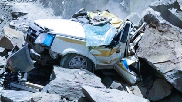 हिमाचल प्रदेशात दरडीखाली दबलेल्या वाहनाचे छायाचित्र हिमाचल प्रदेशात दरडीखाली दबलेल्या वाहनाचे छायाचित्र