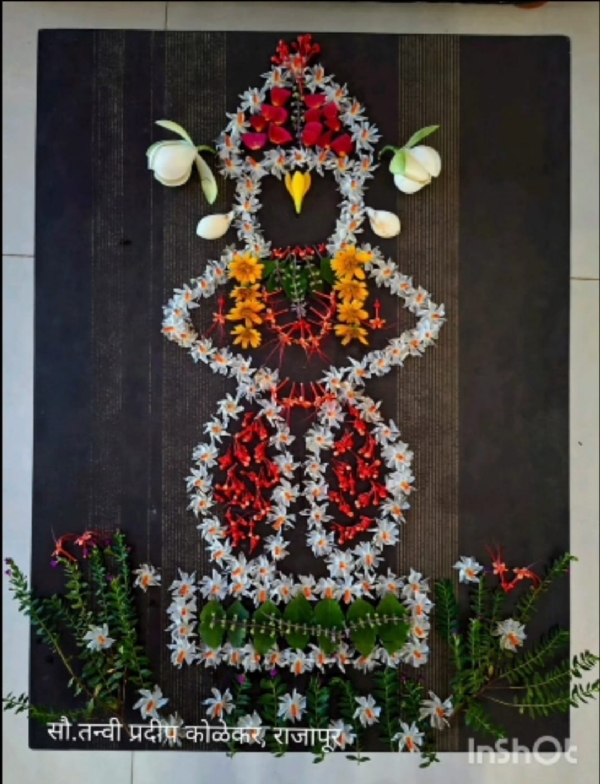 आषाढी एकादशीनिमित्त सौ. तन्वी प्रदीप कोळेकर यांनी फुले, फळे, पाने आणि भाज्यांच्या साहाय्याने साकारलेली विठुरायाची आकर्षक कलाकृती.