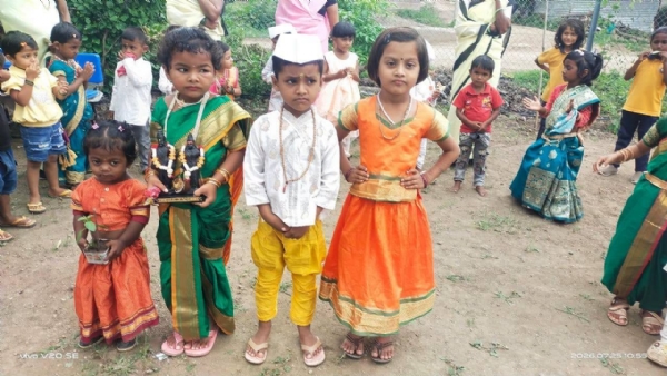 आषाढीनिमित्त वडी येथील अंगणवाडीतील चिमुकल्यांची भक्तिमय दिंडी; ‘एक मूल-एक झाड’ उपक्रमातून पर्यावरणाचा संदेश
