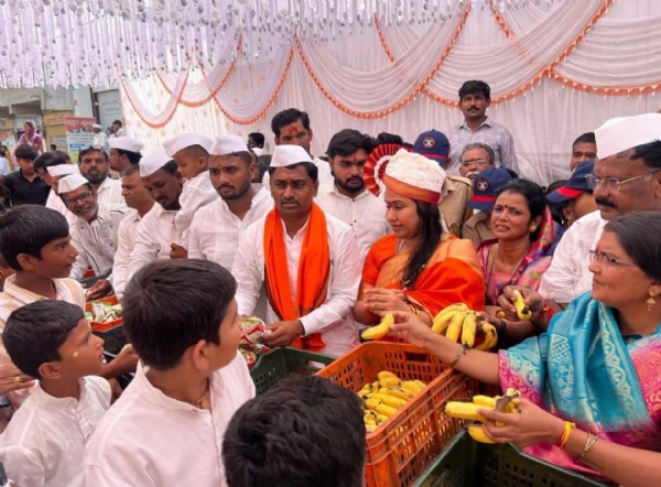 सेलूत विठ्ठल नामाच्या जयघोषात निघाली चिमुकल्या वारकर्यांची दिंडी : ठिकठिकाणी फराळाचे वाटप