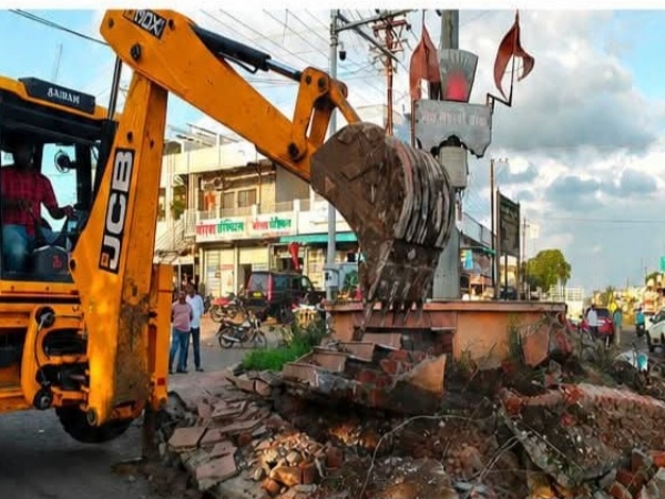 धोकादायक बांधकाम हटवले धोकादायक बांधकाम हटवले