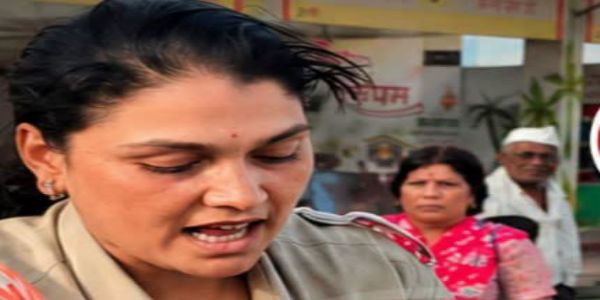 महिला वाहकाचा धाडसीपणा! पाठलाग करून सोनसाखळी चोरणाऱ्या महिलेला पकडले