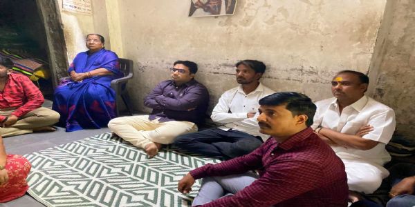 सोलापूरात भाजप कार्यकर्त्याच्या घरी आ. देवेंद्र कोठे यांनी ऐकली 