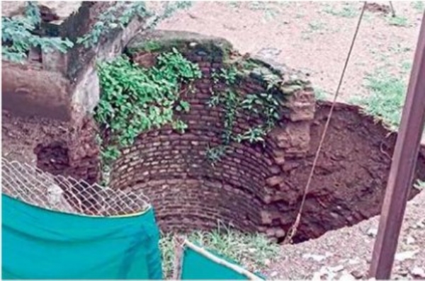 खचलेली विहीर कधी बुजवणार नागरिकांचा प्रश्न, लामखाडे प्लॉटमधील रहिवाशांचा धोका वाढला खचलेली विहीर कधी बुजवणार नागरिकांचा प्रश्न, लामखाडे प्लॉटमधील रहिवाशांचा धोका वाढला