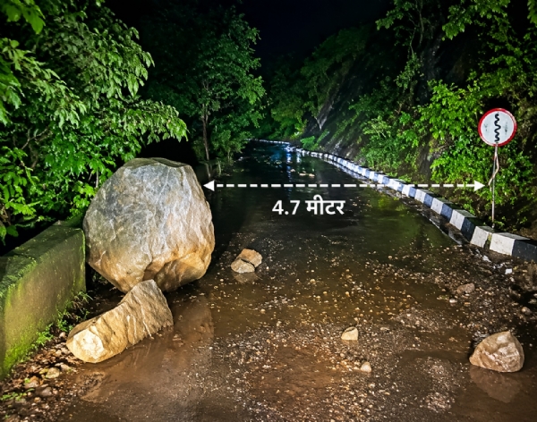 Thrilling moment in Matheran Ghat! Massive boulder crashes onto the road.