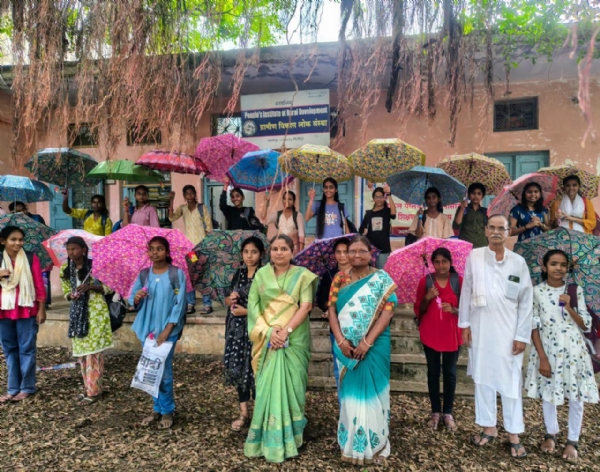 शिक्षण साहित्य वाटप शिक्षण साहित्य वाटप
