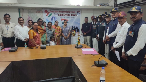 जिल्हाधिकारी कार्यालयात कारगिल विजय दिनानिमित्त वीरांच्या शौर्याला अभिवादन; शहीद कुटुंबीयांचा सन्मान