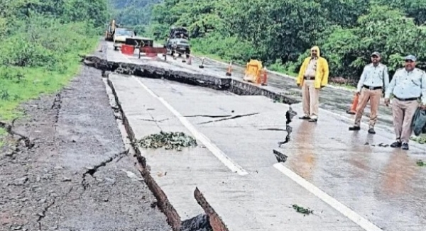 माळशेज घाट रस्ता खचला माळशेज घाट रस्ता खचला