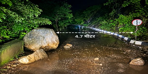 माथेरान घाटात थरार! रस्त्यावर कोसळला महाकाय दगड