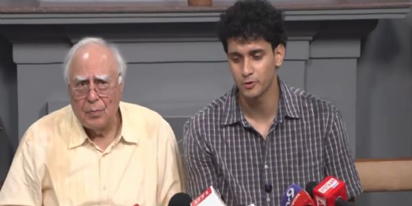 कपिल सिब्बल यांच्याकडून आंदोलक विद्यार्थ्यांच्या कायदेशीर लढ्यासाठी एक कोटींची मदत जाहीर