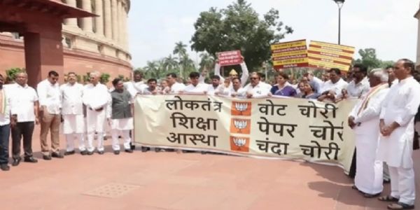 संसदेच्या मकर द्वारावर विरोधकांचे आंदोलन; 20 जुलैच्या घटनेवर गृहमंत्र्यांकडून उत्तरदायित्वाची मागणी