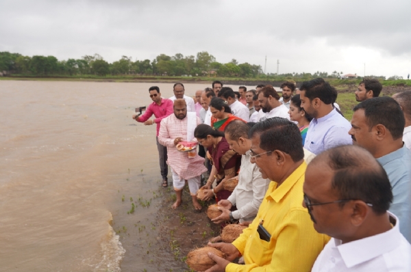 Mayor performs water puja