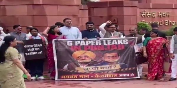 पंजाबचे शिक्षणमंत्री हरजोत सिंग बैन्स यांच्या राजीनाम्याच्या मागणीसाठी भाजप खासदारांचे संसदेबाहेर आंदोलन