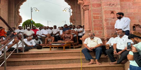 राजू शेट्टी यांनी माधुरी हत्तीच्या घरवापसीसाठी नांदणी मठात केला एकदिवसीय उपवास