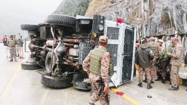 गांदरबल येथे अपघातानंतर उलटलेले सीआरपीएफचे वाहन गांदरबल येथे अपघातानंतर उलटलेले सीआरपीएफचे वाहन
