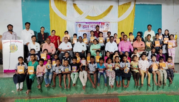 सेलूत ‘हात मदतीचा’ उपक्रमाचे उद्घाटन; 51 विद्यार्थ्यांना शालेय साहित्याचे वाटप