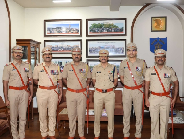 पाच गडचिरोली मध्ये सेवा देणारे पोलीस उपनिरीक्षक पाच गडचिरोली मध्ये सेवा देणारे पोलीस उपनिरीक्षक