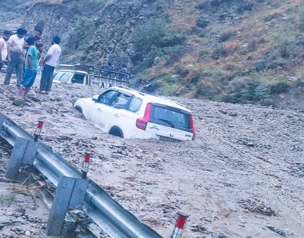 हिमाचलमध्ये पुरात अडकलेले वाहन
