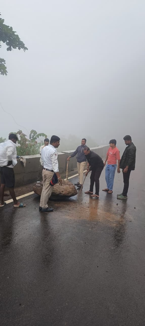 आंबा घाटात कोसळलेला मोठा दगड