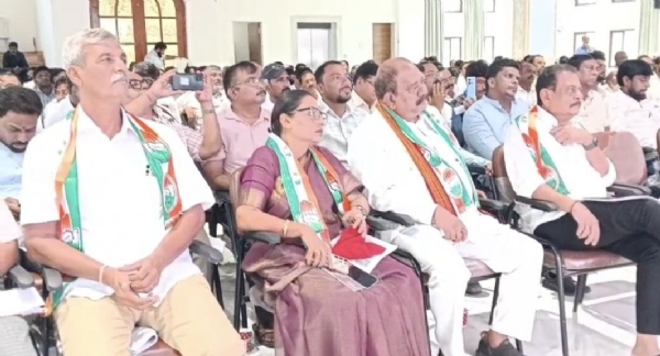 मतदारांची नावे डिलीट करणाऱ्यांवर एफआयआर; षडयंत्र करणाऱ्यांना सोडणार नाही – यशोमती ठाकूरांचा इशारा मतदारांची नावे डिलीट करणाऱ्यांवर एफआयआर; षडयंत्र करणाऱ्यांना सोडणार नाही – यशोमती ठाकूरांचा इशारा