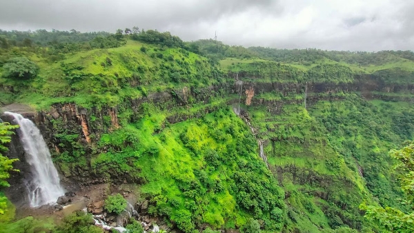 विदर्भाचे नंदनवन बहरले ..... चला चिखलदरा पर्यटकांना खुणावतोय मेळघाट ः दमदार पावसामुळे वातावरणात गारवा विदर्भाचे नंदनवन बहरले ..... चला चिखलदरा पर्यटकांना खुणावतोय मेळघाट ः दमदार पावसामुळे वातावरणात गारवा