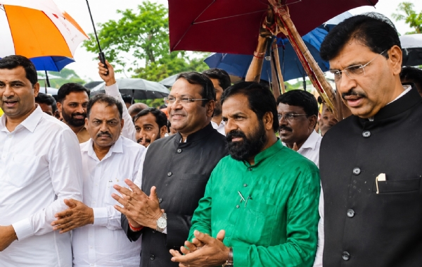Inauguration of the Shriram Bridge in the presence of Bharatseth Gogawale and MP Shrirang Barne.