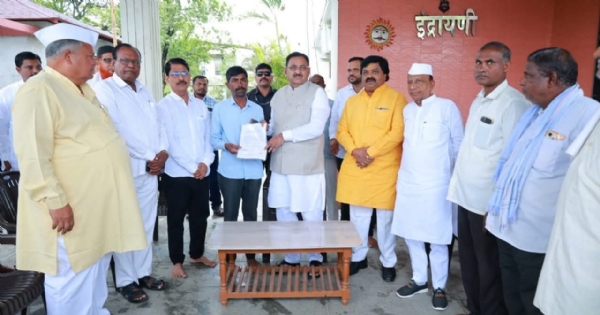 शासनाच्या आर्थिक मदतीचा धनादेश सुपूर्द