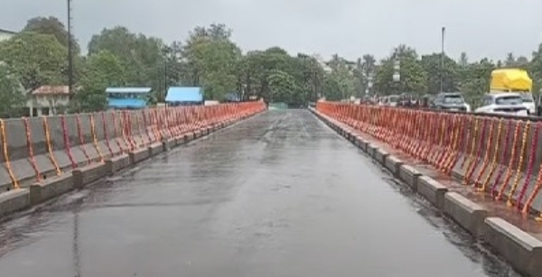 Inauguration of the Shriram Bridge in the presence of Bharatseth Gogawale and MP Shrirang Barne.