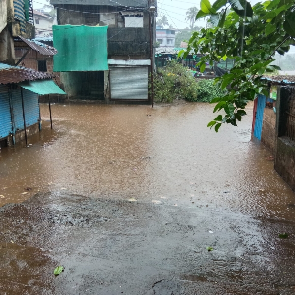 खेड शहरात मटण मार्केट परिसरातील आलेले पुराचे पाणी खेड शहरात मटण मार्केट परिसरातील आलेले पुराचे पाणी