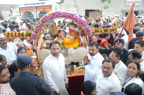 संत श्री गजानन महाराज पालखीचे परभणीत उत्साहात स्वागत: भक्तीच्या वारीत आरोग्यसेवेचा मायेचा हात संत श्री गजानन महाराज पालखीचे परभणीत उत्साहात स्वागत: भक्तीच्या वारीत आरोग्यसेवेचा मायेचा हात