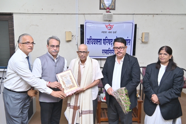 अधिवक्ता परिषदेत पत्रकार अरविंद कोकजे यांचा सत्कार अधिवक्ता परिषदेत पत्रकार अरविंद कोकजे यांचा सत्कार