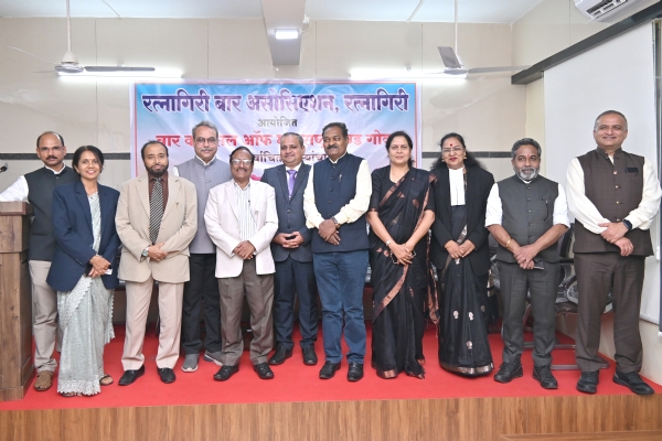 बार कौन्सिल सदस्यांसमवेत प्रधान जिल्हा न्यायाधीश विनोद जाधव व बार असोसिएशनचे अध्यक्ष अॅड. विलास पाटणे