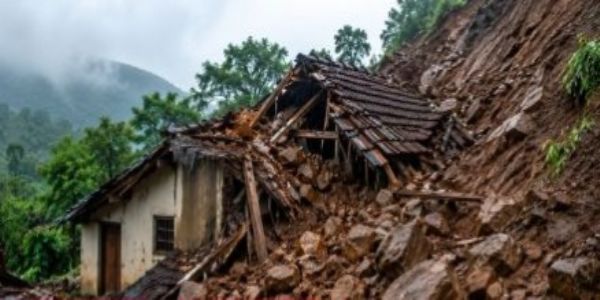 मावळ तालुक्यात पाटण गावात दरड कोसळल्याची घटना बचावकार्य सुरू