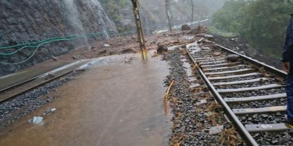 मुसळधार पावसामुळे दरड कोसळल्याने मुंबई-पुणे दरम्यानची रेल्वे वाहतूक विस्कळीत