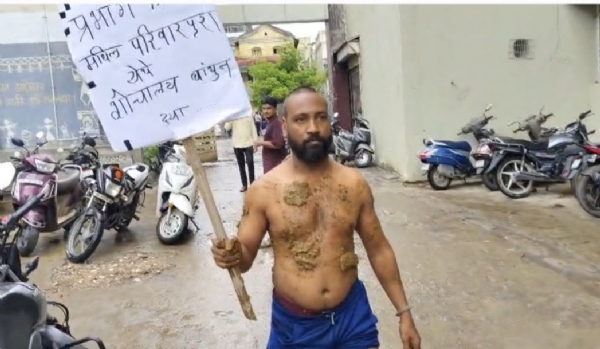 सार्वजनिक शौचालयासाठी अंगाला शेण लावून अर्धनग्न आंदोलन,